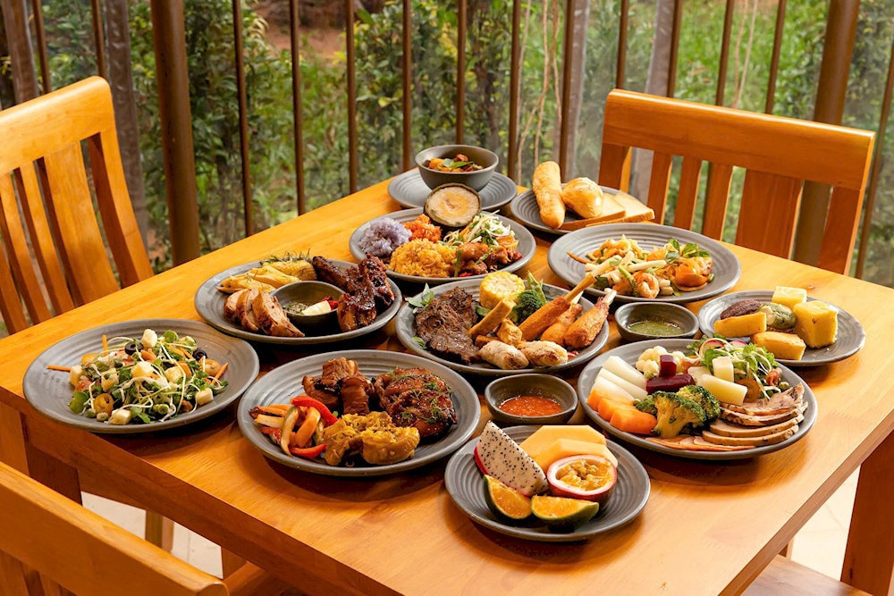 Thom Island offers a variety of dining options, which serve both Asian and Western dishes